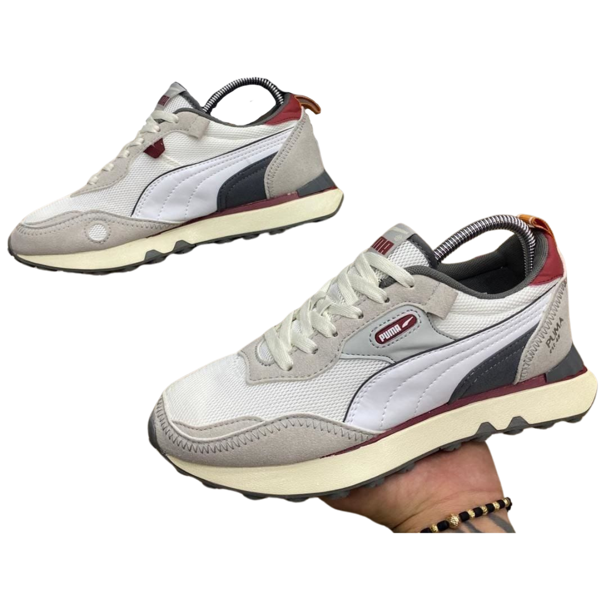 Zapatillas Puma Rider FV Future Hombre: Comodidad y Estilo para tu Día a Día Si estás buscando las ZAPATILLAS PUMA RIDER FV FUTURE HOMBRE, en Onlineshoppingcenterg tenemos justo lo que necesitas. Estas zapatillas combinan lo mejor del diseño moderno con un toque retro, ofreciendo comodidad, estilo y rendimiento para el día a día. Conoce todo lo que debes saber antes de hacer tu compra de Puma Rider FV Future Hombre y por qué son la opción ideal para completar tu look.  ¿Por Qué Comprar Zapatillas Puma Rider FV Future Hombre? Las Zapatillas Puma Rider FV Future Hombre destacan por su diseño innovador, inspirado en las clásicas zapatillas de los años 80, pero con un toque futurista y moderno. Están diseñadas para brindar el máximo confort gracias a su suela acolchada y materiales ligeros, ideales para caminar todo el día sin perder el estilo.  Estilo Retro Futurista El diseño de las Puma Rider FV Future Vintage ofrece una mezcla perfecta entre lo retro y lo moderno. Con detalles llamativos y una paleta de colores vibrantes, como las Puma Future Rider Pastel, estas zapatillas están pensadas para aquellos que quieren destacar sin sacrificar la comodidad. Las Puma Rider Hombre no solo son funcionales, sino que también son el complemento perfecto para cualquier atuendo casual o deportivo.  Características de las Puma Rider FV Future Comodidad Superior Uno de los puntos fuertes de las Puma Rider FV Future es su comodidad. Incorporan una entresuela con tecnología de amortiguación, que hace que caminar o correr sea una experiencia suave y agradable. Las Puma Future Rider Soft están diseñadas pensando en brindar soporte en cada paso, lo que las convierte en una excelente opción para actividades diarias.